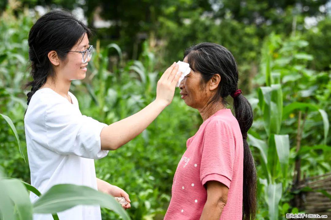 全网追的“扁担女孩”,找了一份暑假工,时薪12元 - 昭通生活资讯 - 昭通28生活网 zt.28life.com