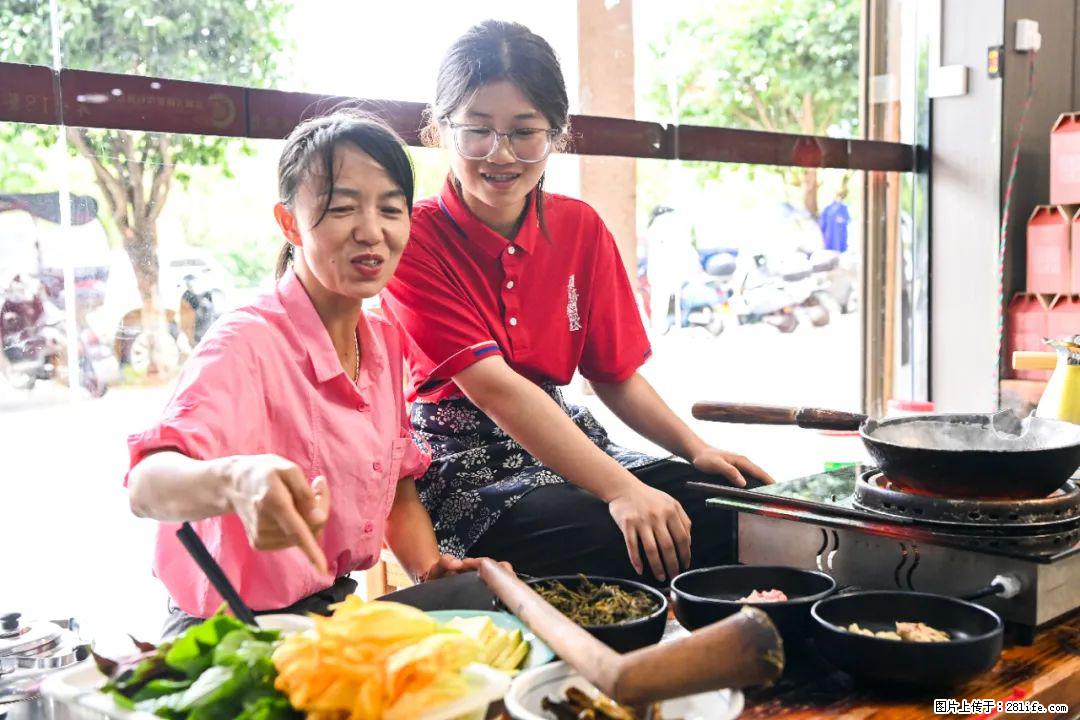 全网追的“扁担女孩”,找了一份暑假工,时薪12元 - 昭通生活资讯 - 昭通28生活网 zt.28life.com