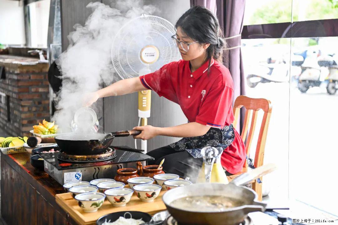 全网追的“扁担女孩”,找了一份暑假工,时薪12元 - 昭通生活资讯 - 昭通28生活网 zt.28life.com